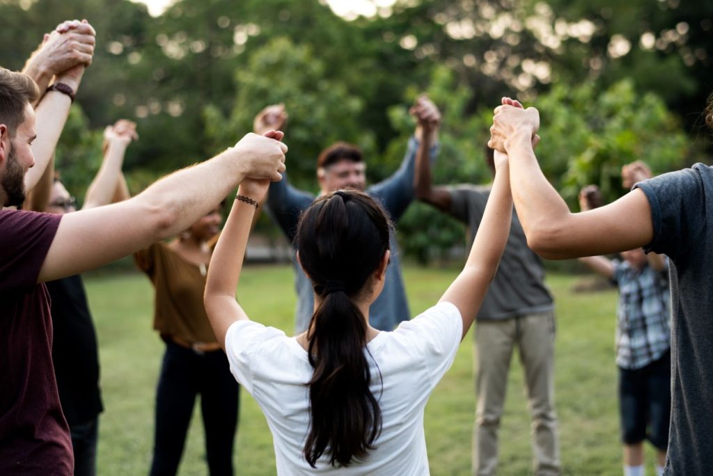 hand in hand ice breaking activity